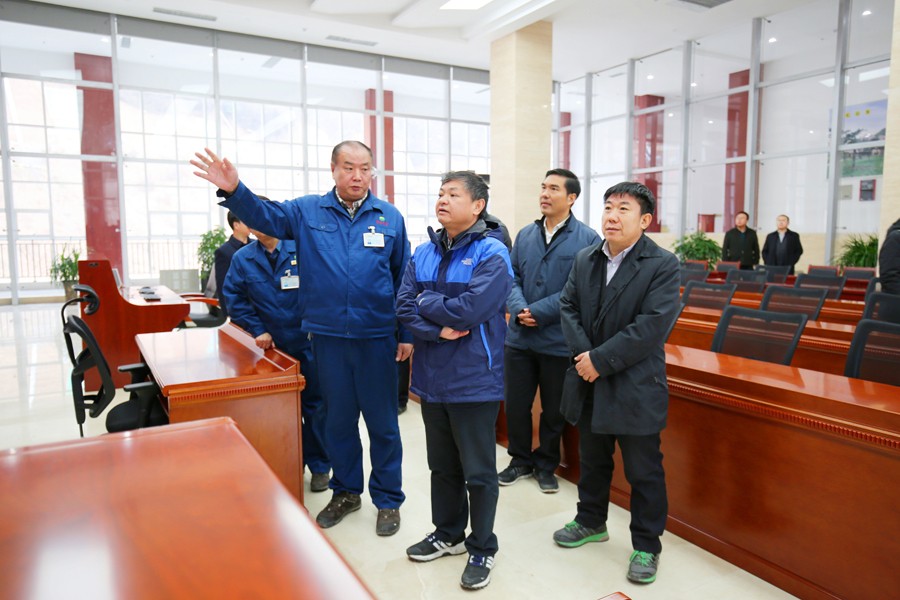 9-2016年12月，生態(tài)環(huán)境部部長黃潤秋（時任環(huán)境保護部副部長）蒞臨金徽股份視察工作，對金徽股份 的環(huán)境保護工作給充分肯定。.jpg