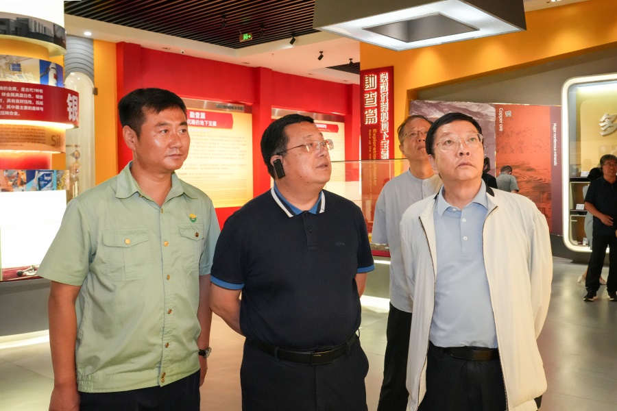 2024.06.23全國政協(xié)委員、 陜西省政協(xié)副主席、民建陜西省委會主委李忠民蒞臨金徽股份調(diào)研.jpg